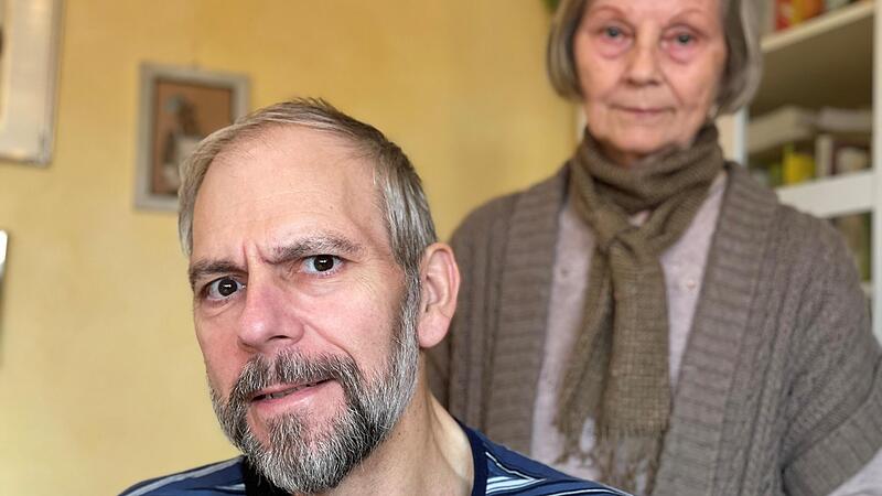 Rainer Stark ist froh um die Hilfe seiner Mutter Elli. Er muss dem Tod ins Gesicht blicken. Dass er dabei nicht vollkommen verzweifelt, dazu hilft ihm ein Palliativ-Team.