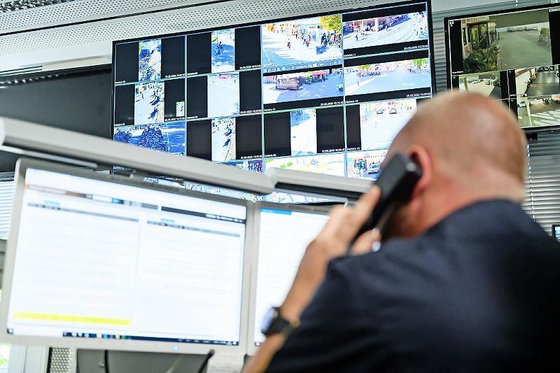 Im Überwachungsraum der Polizeiinspektion Würzburg sehen Polizeibeamte die Bilder der Videokameras von Hauptbahnhof und Barbarossaplatz.