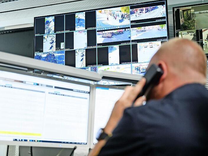 Im Überwachungsraum der Polizeiinspektion Würzburg sehen Polizeibeamte die Bilder der Videokameras von Hauptbahnhof und Barbarossaplatz.