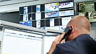 Im Überwachungsraum der Polizeiinspektion Würzburg sehen Polizeibeamte die Bilder der Videokameras von Hauptbahnhof und Barbarossaplatz.