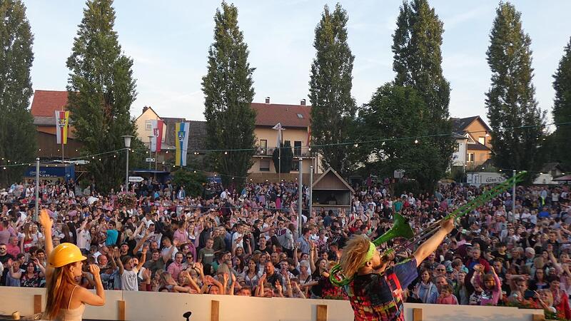 Jung und Alt vor der B&uuml;hne. So wie 2019, als das Bild beim Jubil&auml;umsweinfest in Sand entstand, sieht es hier immer aus. Volle R&auml;nge und Stimmung pur.