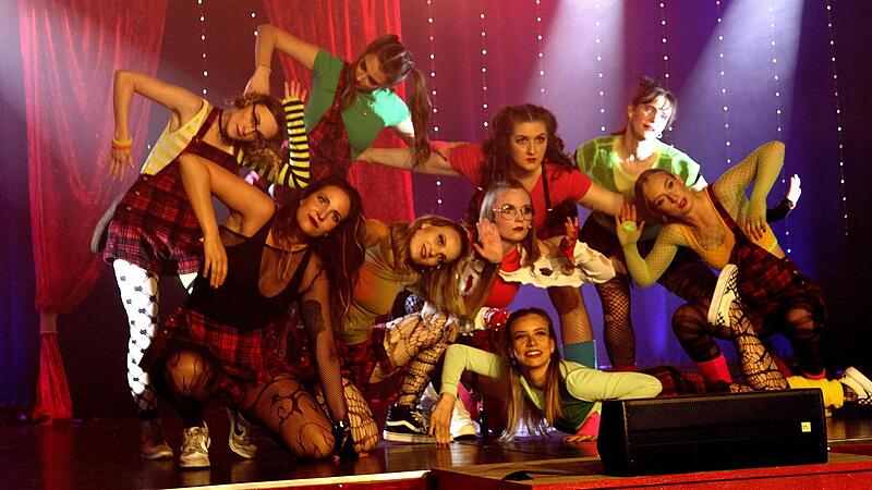 Variet&eacute;-Show der Rapid Jazz Dance Company in Ebelsbach: Die &bdquo;Jazz-Dance-Company&ldquo; mit ihrem Abschlussbild nach schmissiger Darbietung.