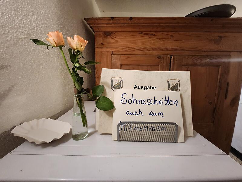 Roland W&uuml;scher ist eigentlich Konditor, als solcher arbeitet er auch Vollzeit. In der Freizeit arbeitet er im Gasthaus "Zum goldenen Kreuz" - und bietet dort nat&uuml;rlich an, was seine Leidenschaft ist - Leckeres f&uuml;r hinterher oder eben auch zum mitnehmen.