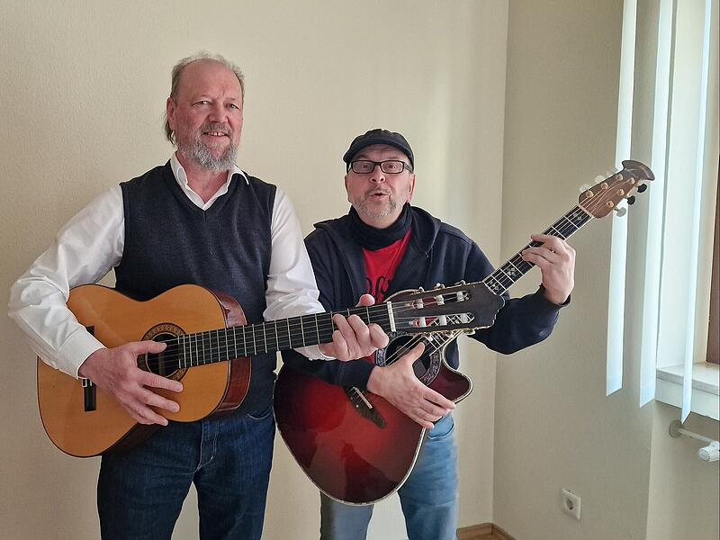 Pfarrvikar Karl Feser (links) und Klaus Beck haben das Benefiz-Candlelight-Konzert im Pfarrsaal organisiert, der Erl&ouml;s kommt dem geplanten Aufzug zugute.