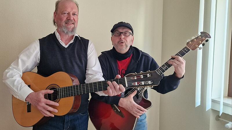 Pfarrvikar Karl Feser (links) und Klaus Beck haben das Benefiz-Candlelight-Konzert im Pfarrsaal organisiert, der Erl&ouml;s kommt dem geplanten Aufzug zugute.