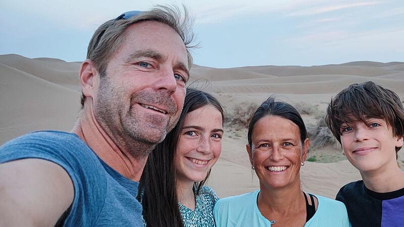 Eine Coburger Familie und das Abenteuer ihres Lebens. Hier sind Marc, Mira, Melinda und Marius Baumann (von links) in der Maranjab-W&uuml;ste im Iran.