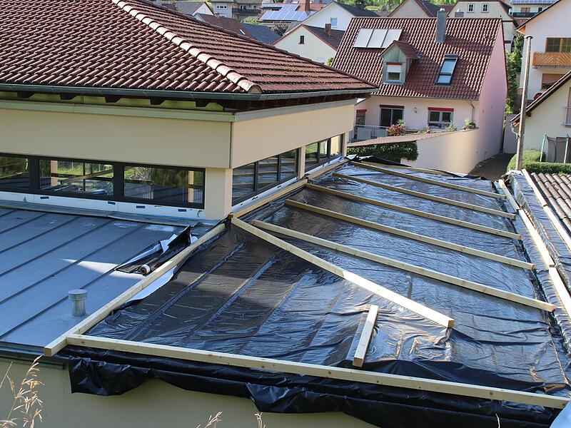 Das Dach am Anbau des Feuerwehrhauses Wirmsthal ist undicht. Balken müssen ausgetauscht werden.