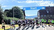 Gleich nach dem Start am Sportheim des FC Rentweinsdorf führt die Strecke die Läufer am Kappelsee entlang. Gleich nach dem Start am Sportheim des FC Rentweinsdorf führt die Strecke die Läufer am Kappelsee entlang.