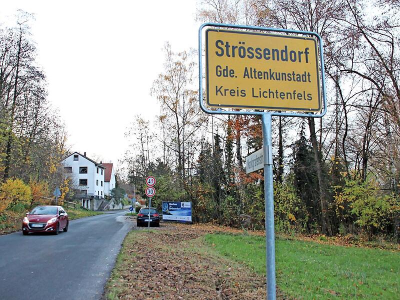 Der Gemeinderat beharrt weiterhin darauf, die Geschwindigkeit in Strössendorf auf Tempo 30 zu reduzieren. Das Landratsamt hält dies für rechtswidrig. Das Tempo-30-Schild gilt nur für für die Einbuchtung am Ortsteingang. Der Gemeinderat beharrt weiterhin darauf, die Geschwindigkeit in Strössendorf auf Tempo 30 zu reduzieren. Das Landratsamt hält dies für rechtswidrig. Das Tempo-30-Schild gilt nur für für die Einbuchtung am Ortsteingang.