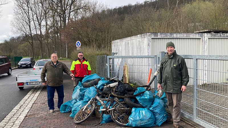 Vorsitzender Armin Sauermann (von links), Jürgen Liebert und Stefan Hüfner führen den im Verlaufe der Gewässerreinigungsaktion entlang der Sinn gesammelten Müll der ordnungsgemäßen Entsorgung durch den Städtischen Bauhof Bad Brückenau zu.