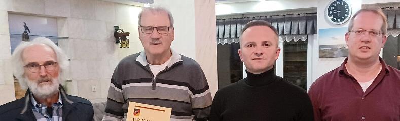 Die Geehrten (von links) zusammen mit RK-Vorsitzendem David Baer (rechts): Thomas Helfrich (50 Jahre), Paul Gundelach (40 Jahre) und Adrian Kozot (25 Jahre).