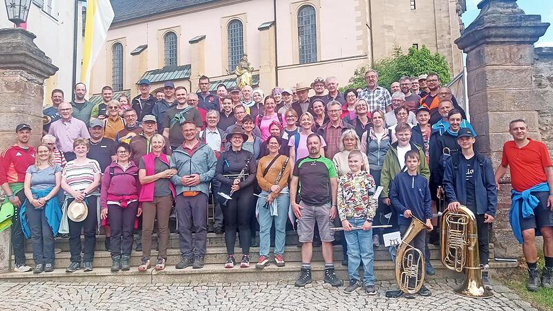 69 Wallfahrer und 15 Musikanten aus Lahm und Hesselbach sowie weiteren Ortschaften wallten am Freitag nach Fronleichnam nach Marienweiher.