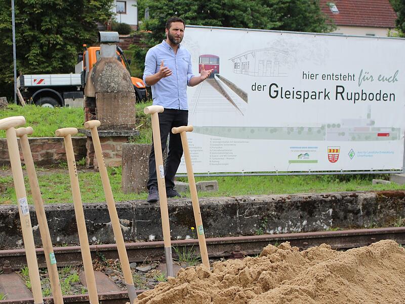 Sebastian Schneider vom Planungsb&uuml;ro Toponeo stellt beim Spatenstich in Rupboden das Konzept des Gleisparks Rupboden vor.