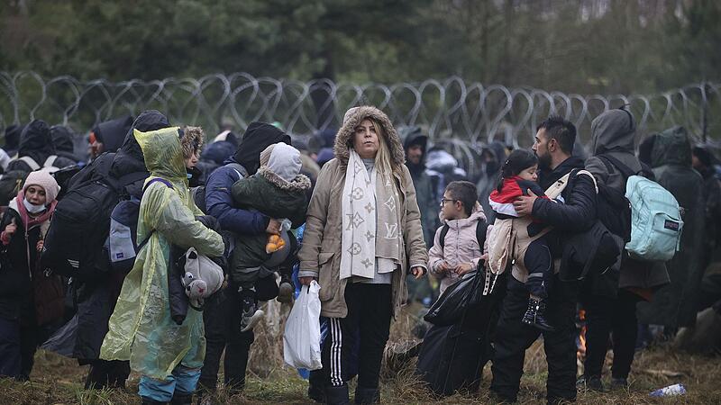 Hunderte Migranten warten an der polnisch-belarussischen Grenze. Die EU wirft dem wei&szlig;russischen Machthaber Alexander Lukaschenko vor, die Fl&uuml;chtlinge gezielt an die Grenze zu schicken und k&uuml;ndigt harte Sanktionen gegen Belarus an.