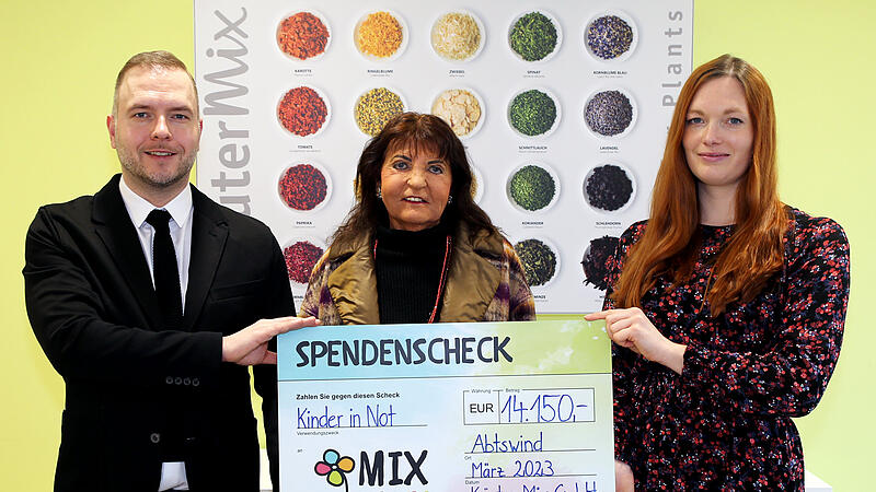 F&uuml;r seine Kinderhilfsprojekte in Deutschland, Indien und Albanien erh&auml;lt Mix for Kids eine Spende der Firma Kr&auml;uter Mix (von links): Bernhard Mix, Gertraud Mix und Sabrina Klinger.