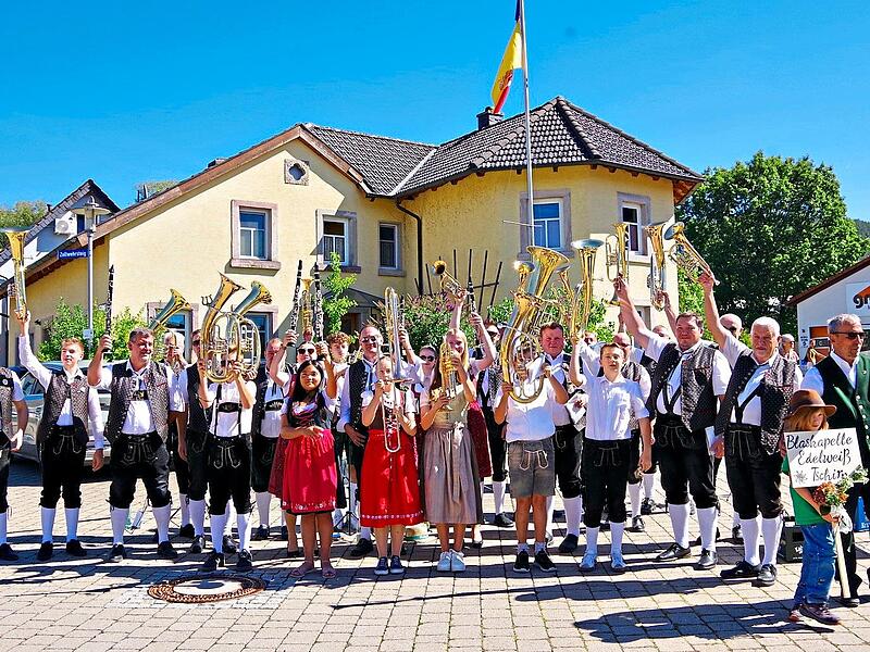An vielen Stellen in Neuses gaben die Gastkapellen beim Bl&auml;sertreffen Standkonzerte.Heike Sch&uuml;lein