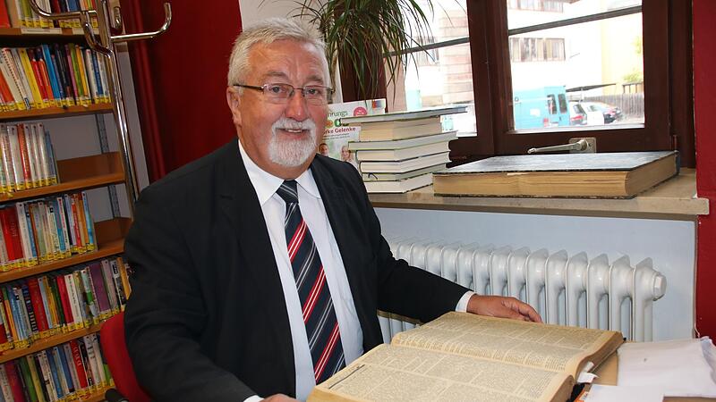 Josef Urban beim Recherchieren in Zeitungsb&auml;nden im Lichtenfelser Stadtarchiv