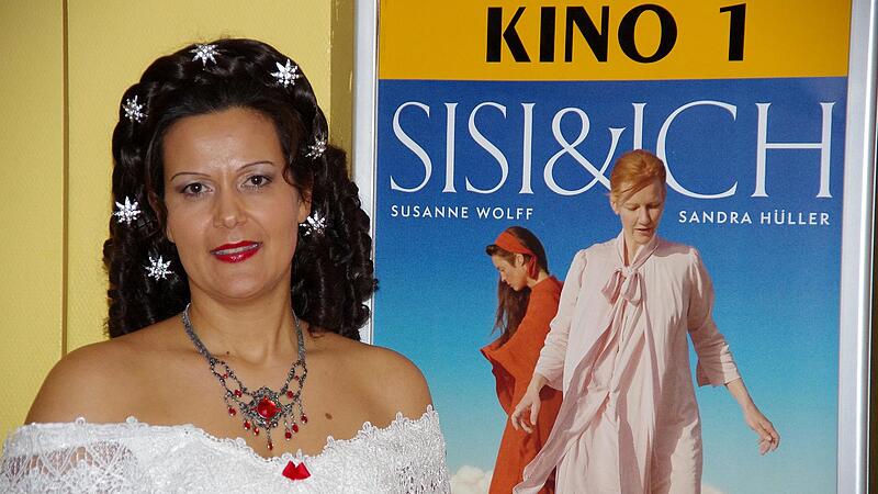 Nadja Keller als Sisi vor dem Filmplakat bei der Vorpremiere.