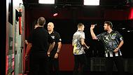 Pikachu marschiert: Ricardo Pietreczko (Mitte) hat im Kalenderjahr 2023 die beste Doppelquote aller Profis auf der PDC-Tour.