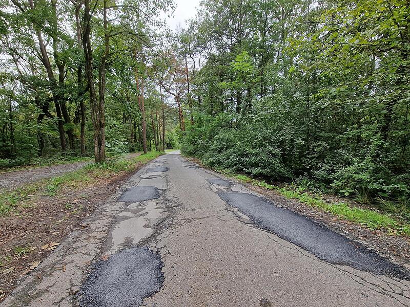 Gut zu erkennen, wo die Stadt Bad Kissingen Ausbesserungen vorgenommen hat. Gut zu erkennen, wo die Stadt Bad Kissingen Ausbesserungen vorgenommen hat.