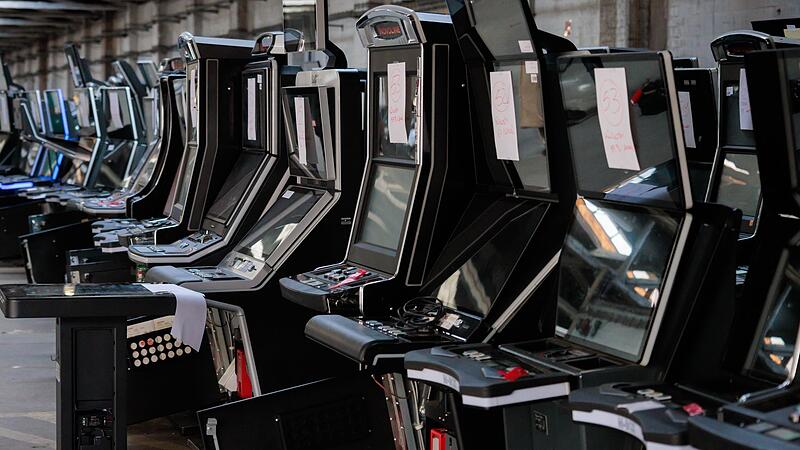 Pressetermin zu beschlagnahmten Glücksspielautomaten Pressetermin zu beschlagnahmten Glücksspielautomaten