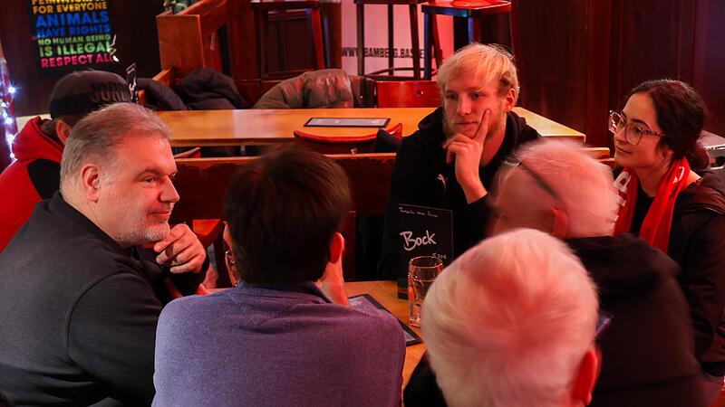 Nach dem offiziellen Teil standen die Spieler &ndash; hier Trey Woodbury (Mitte oben) &ndash;  an den Tischen den Fans noch zum pers&ouml;nlich Gespr&auml;ch zur Verf&uuml;gung.