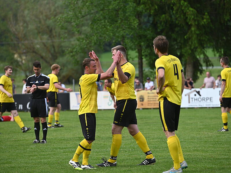 TSV Ködnitz gewinnt Relegationsspiel um die Kreisliga Jens Rohleder sammelt nach Spielende die verdienten Glückwünsche seiner Teamkameraden ein - das Ködnitzer Urgestein avancierte zum offensiven Matchwinner.