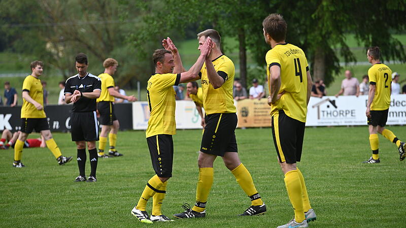 TSV Ködnitz gewinnt Relegationsspiel um die Kreisliga Jens Rohleder sammelt nach Spielende die verdienten Glückwünsche seiner Teamkameraden ein - das Ködnitzer Urgestein avancierte zum offensiven Matchwinner.