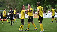 TSV Ködnitz gewinnt Relegationsspiel um die Kreisliga Jens Rohleder sammelt nach Spielende die verdienten Glückwünsche seiner Teamkameraden ein - das Ködnitzer Urgestein avancierte zum offensiven Matchwinner.
