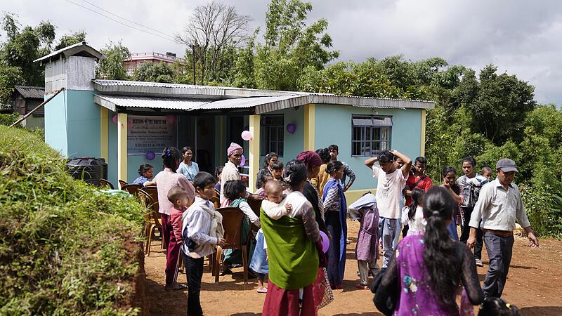 Freunde und Nachbarn freuen sich mit den neuen Hausbesitzern.