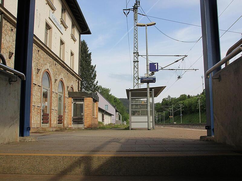 Kreis Kronach: Blutende Frau an Bahnhof - Polizei ermittelt