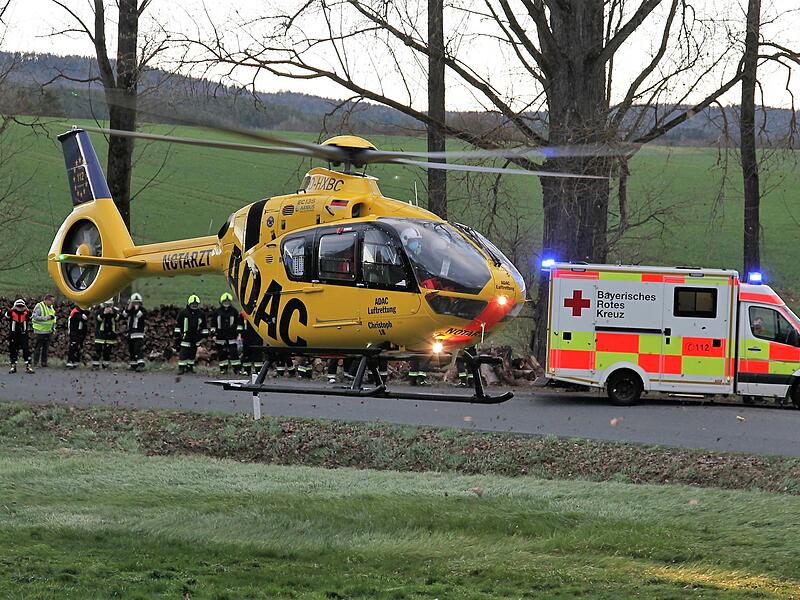 Ein Rettungshubschrauber brachte den Verunglückten in den Schockraum einer Klinik.