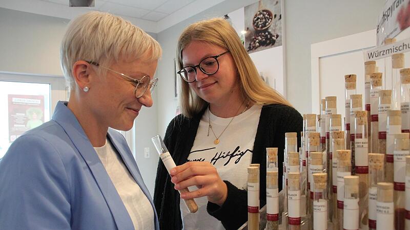Rolex-Preisträgerin Stefanie Roß lässt im Gewürzshop „Rapsody Of Spices“ Petra Seidler, Leiterin der Personalabteilung bei der Firma Raps, an einem Steakgewürz schnuppern. Rolex-Preisträgerin Stefanie Roß lässt im Gewürzshop „Rapsody Of Spices“ Petra Seidler, Leiterin der Personalabteilung bei der Firma Raps, an einem Steakgewürz schnuppern.