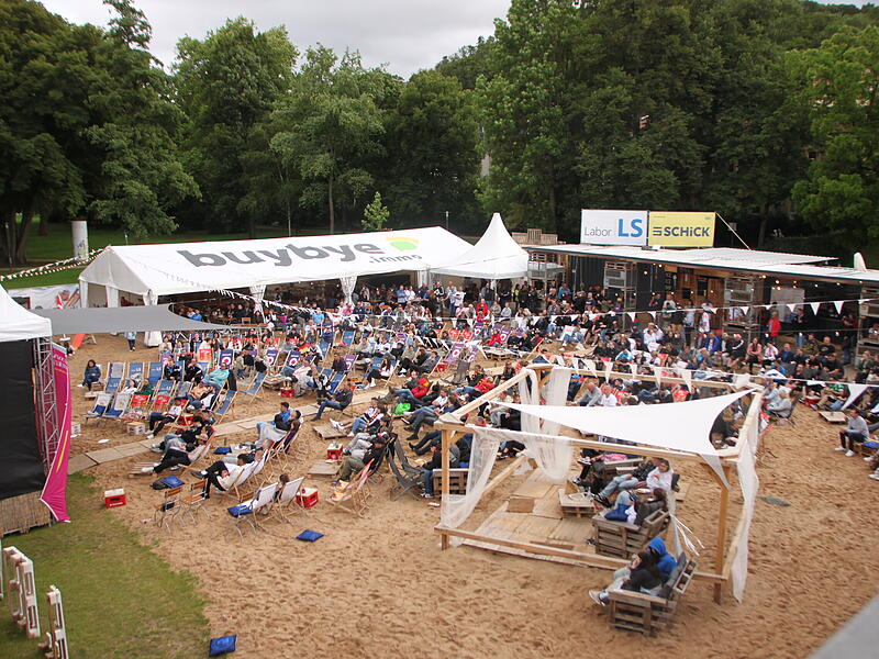 Am Stadtstrand fanden sich wieder mehrere hundert Menschen zum Public Viewing ein.
