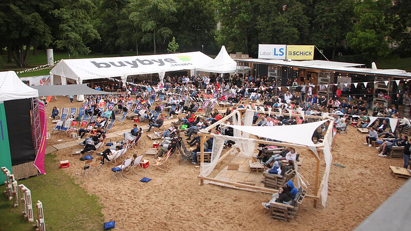 Am Stadtstrand fanden sich wieder mehrere hundert Menschen zum Public Viewing ein.