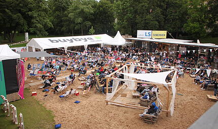 Am Stadtstrand fanden sich wieder mehrere hundert Menschen zum Public Viewing ein.