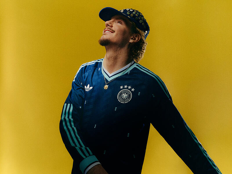 Nationalspieler Nick Woltemade im neuen Adidas-Ausw&auml;rtstrikot des DFB.