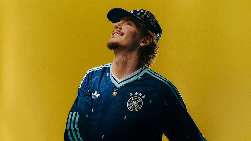 Nationalspieler Nick Woltemade im neuen Adidas-Ausw&auml;rtstrikot des DFB.