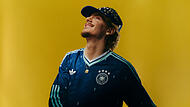 Nationalspieler Nick Woltemade im neuen Adidas-Ausw&auml;rtstrikot des DFB.