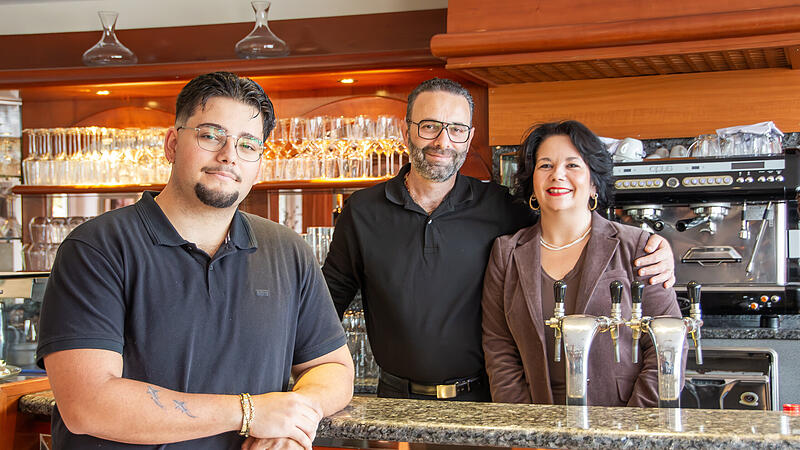 Aldo und Mira Mancino (hinten) mit Sohn Marcello an der Theke der Alten Wache in Hammelburg.