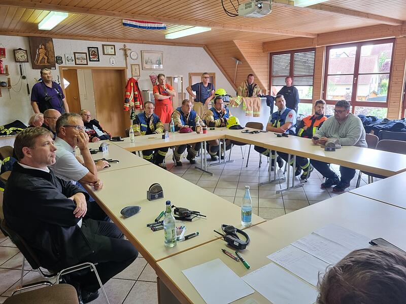 Einsatzbesprechung der Kreisbranddirektion