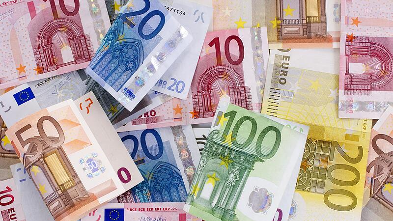 Die Scheine saßen einst locker bei dem Verurteilten. Allerdings hatte er sich das Geld, das er ausgab, erschlichen. Er erhielt eine Bewährungsstrafe und muss gemeinnützige Arbeit leisten.