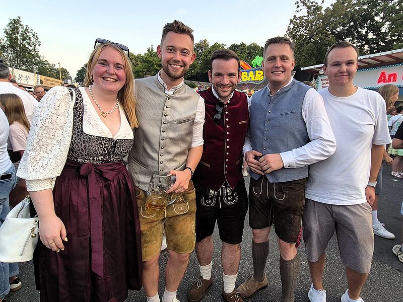 Kaum jemand kommt ohne Dirndl oder Lederhose.So fesch präsentieren sich die Freischießenbesucher Kaum jemand kommt ohne Dirndl oder Lederhose.So fesch präsentieren sich die Freischießenbesucher