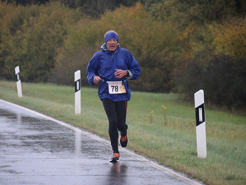 Trotz nasskaltem Herbstwetter lie&szlig;en sich die Sportler den Spa&szlig;  beim 38. Frankenwaldlauf der LG Ludwigschorgast nicht vermiesen.