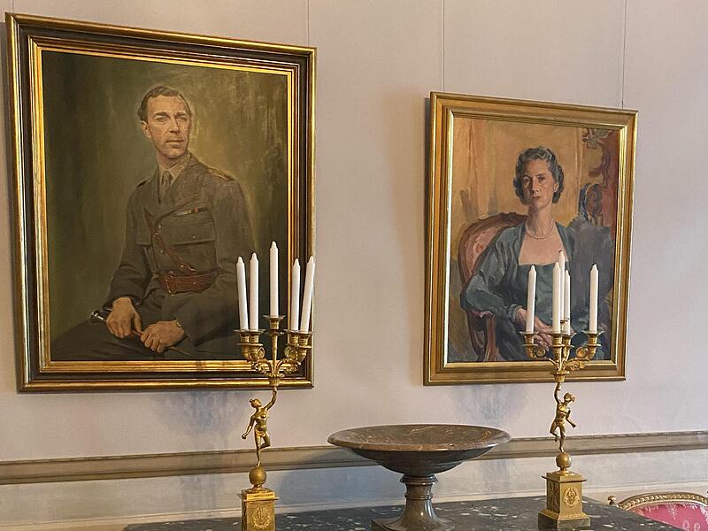 Diese Gem&auml;lde h&auml;ngen im k&ouml;niglichen Schloss in Stockholm. Sie zeigen Gustaf Adolf, der eigentlich h&auml;tte K&ouml;nig werden sollen, und seine Frau, Prinzessin Sibylla von Sachsen-Coburg und Gotha.