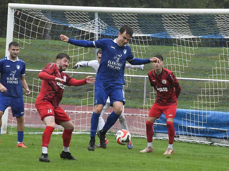 Sowohl defensiv wie offensiv überzeugte der FC 06 Bad Kissingen (in Blau) mit Dominik Halbig (links) und Tizian Fell beim klaren 5:0-Heimsieg gegen Frammersbach.