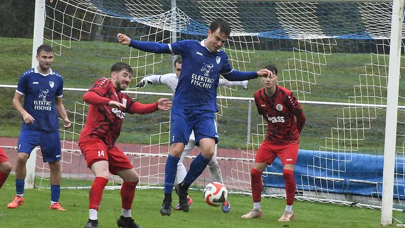 Sowohl defensiv wie offensiv überzeugte der FC 06 Bad Kissingen (in Blau) mit Dominik Halbig (links) und Tizian Fell beim klaren 5:0-Heimsieg gegen Frammersbach.