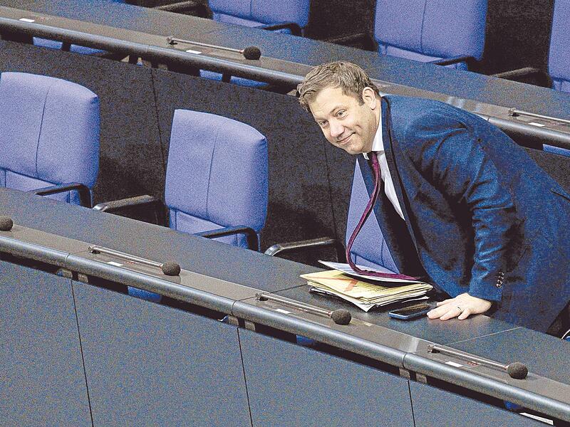 Finanzminister Lars Klingbeil (SPD) bringt bald seinen zweiten Haushalt ins Ziel. Viel zu lachen hat er eigentlich nicht. Finanzminister Lars Klingbeil (SPD) bringt bald seinen zweiten Haushalt ins Ziel. Viel zu lachen hat er eigentlich nicht.