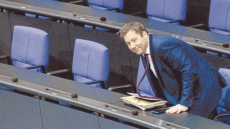 Finanzminister Lars Klingbeil (SPD) bringt bald seinen zweiten Haushalt ins Ziel. Viel zu lachen hat er eigentlich nicht. Finanzminister Lars Klingbeil (SPD) bringt bald seinen zweiten Haushalt ins Ziel. Viel zu lachen hat er eigentlich nicht.