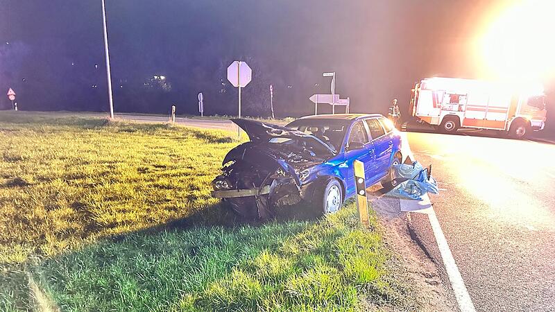 Der blaue Audi der Unfallverursacherin wurde total beschädigt. Der blaue Audi der Unfallverursacherin wurde total beschädigt.